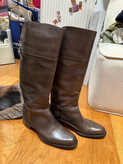 鞋子收到啦！很不错！很喜欢！也很新！大小也合适！价格很便宜哦！物流也很快，包装的也很好，很愉快的一次购物体验！