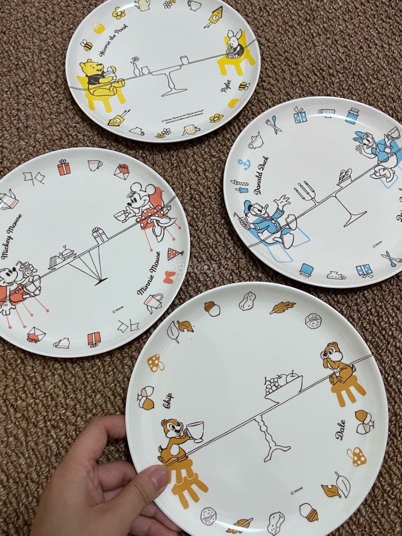 这箱买到了我超级喜欢的一套盘子和杯垫，还有米奇很复古昭和的帽子以及斜挎的小包包，实用性满满的一期开箱，物流真的很快！