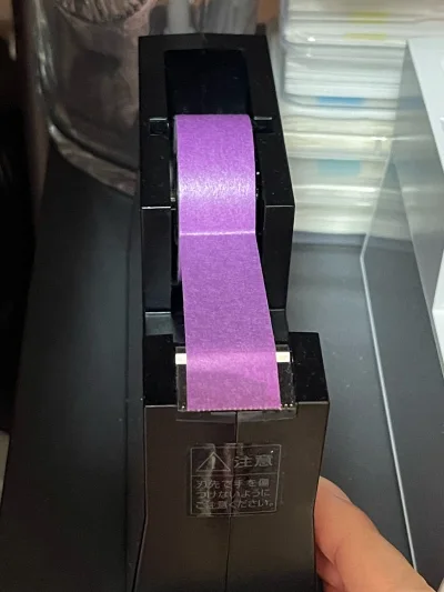 在挖煤姬上逛了很久，终于在煤炉上发现了又便宜又好用的直线美胶带座，这款真的是惦记了很久了，颜色好看也非常漂亮，切割顺滑，切口也是很平整，刀口还是平放的没有竖放不会伤到手，真的非常喜欢?