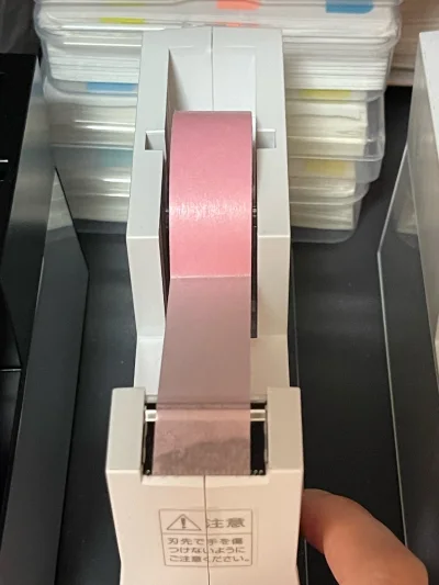 之前买过直线美便宜的那款胶带座，自重稍轻，这次买的是稍微贵一点的直线美胶带座，不得不说，真的是一分钱一分货，真的是又漂亮又好用，自重也是非常沉了，切割也很顺滑，切割出来平整没有毛边，真的非常喜欢！！！