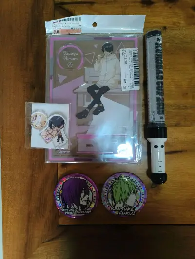 第二次切煤，用积分抵国际邮费走的ems，发货后7天就收到了(周末卡了两天?不然应该会更快)！有不懂的问客服都会很耐心给答复?切了五个算好重量和总价就没有被shui。没想到10年前的应援棒还能亮，樱花妹说是战损级别，但其实挺好的没有什么划痕。两个吧唧也是几乎无暇到手。...