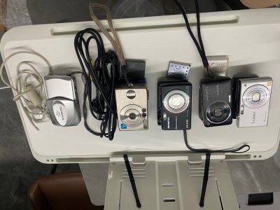 又抽入囊中一批ccd太好啦！！
是第三次到货的挖煤姬产品啦！！
但是第二次还没用评论！！
这次来评论啦
电池在充电中～
这次有5台哦～
是佳能、奥林巴斯、松下的牌子
外表全新毫无问题！！无任何磕碰！！
感恩挖煤姬！！特别好用～
到货第三批啦！！而且非常快速的！！