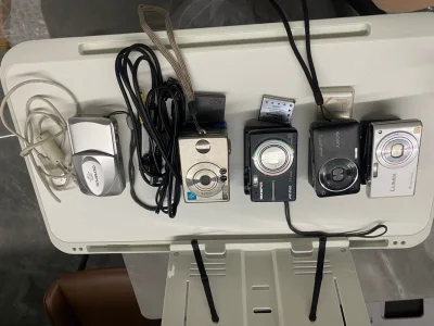 又抽入囊中一批ccd太好啦！！
是第三次到货的挖煤姬产品啦！！
但是第二次还没用评论！！
这次来评论啦
电池在充电中～
这次有5台哦～
是佳能、奥林巴斯、松下的牌子
外表全新毫无问题！！无任何磕碰！！
感恩挖煤姬！！特别好用～
到货第三批啦！！而且非常快速的！！