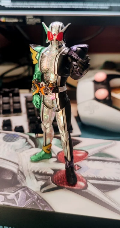 在挖煤姬淘到好玩具了，价格很便宜，每次都选择竹蜻蜓，有保障，发货快，快递一路畅通，到的很快，东西都无损，买到的假面骑士真骨雕W，还原度无敌，涂装可以！有珍珠的那种颜色反光，太好看辣，还得是挖煤姬