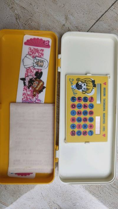 买了贼多东西，很多玩偶却非常重，原来卖家还送了挂帘，我的妈，收拾收拾全发过来了，还送了亚克力徽章啥的，牛