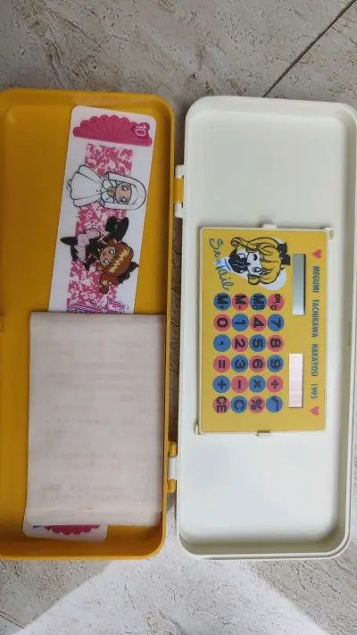 买了贼多东西，很多玩偶却非常重，原来卖家还送了挂帘，我的妈，收拾收拾全发过来了，还送了亚克力徽章啥的，牛