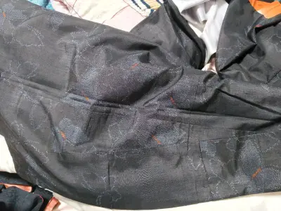 这件访问服的花纹比我想象中的更好看！布料也非常舒适，是我没怎么遇到过的料子。第一次购买体验感很好！！