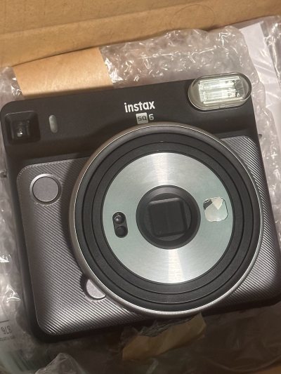 三个月前偶然刷到这只sq6，思考了三分钟就下单了。虽然有宽幅wide300，但是总有收集癖想要有square。历经三个月（默默攒积分凑运费）终于到我手上了，没想到这回的拍立得真的很崭新！！（wide300也在挖煤姬上买的，有很多使用痕迹）感觉在挖煤姬真的就像挖矿一样...