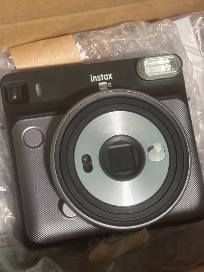 三个月前偶然刷到这只sq6，思考了三分钟就下单了。虽然有宽幅wide300，但是总有收集癖想要有square。历经三个月（默默攒积分凑运费）终于到我手上了，没想到这回的拍立得真的很崭新！！（wide300也在挖煤姬上买的，有很多使用痕迹）感觉在挖煤姬真的就像挖矿一样...