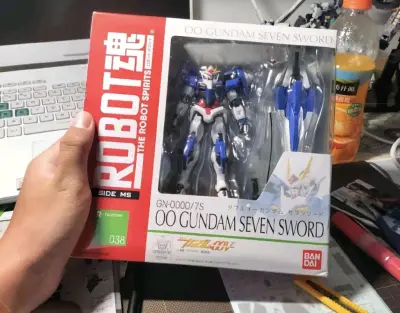 r魂高达OO七剑高达和老r魂元祖一样，身上虽然没有什么细节刻线，关节设计也比较简单，但是实心胶拿到
手上十分有感觉，得益于机设，手型和武器还算丰富。这款r魂真的不多见，感谢挖煤姬给我机会淘到这么好的宝贝！！