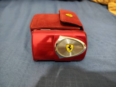 法拉利跟奥林巴斯联名的μ300，外观太漂亮了，原卖家也是买来收藏，所以成色也挺好的，功能也是完好，这是今年买的最贵第一台ccd，也是最值得收藏的一台。