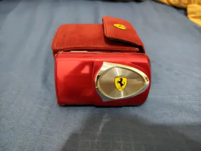 法拉利跟奥林巴斯联名的μ300，外观太漂亮了，原卖家也是买来收藏，所以成色也挺好的，功能也是完好，这是今年买的最贵第一台ccd，也是最值得收藏的一台。