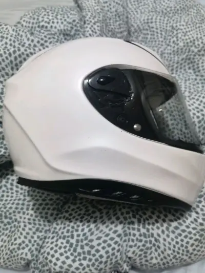 快递比想象中的要快，大概一个多星期，外包装完好，到货之后迫不及待的拆开，检查一番后，整体还是不错的，头盔没有什么大的瑕疵，和预想的差不多