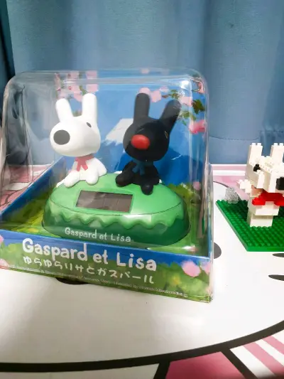 今回到着したのは、Gaspard et Lisa（ガスパール エ リサ）のソーラーカーオーナメントです。
某プラットフォームで偶然見かけて、とても可愛らしいと感じたのですが、ここで見つけられるとは思わなかったです。
メロンブックス（煤炉）のオークションに初めて参加し...