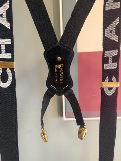 非常百搭的时髦款背带 价格非常优秀 成色也还不错吧 等夏天来了可以搭配休闲的衬衫或者短袖 非常时髦的款式 