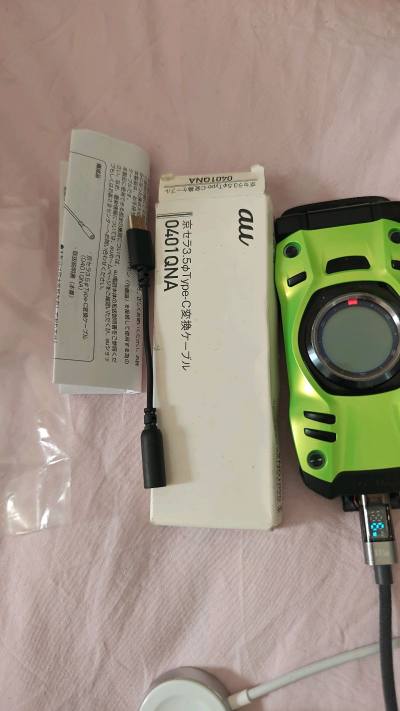 为什么选这个数据线。因为插上它就能听FM收音机。哈哈不错。价格贵点但是在国内没找到有这功能的数据线。