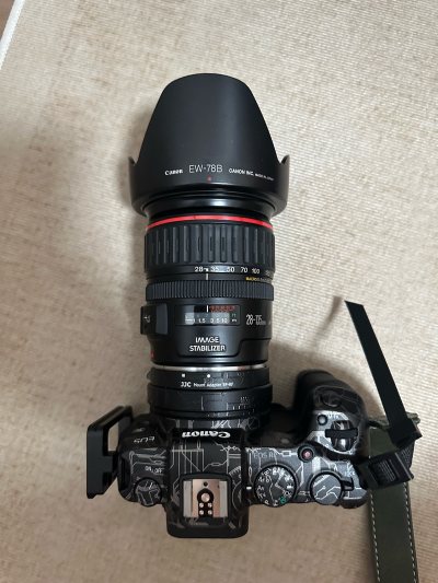 今天淘到的是佳能的28-135，焦段非常实用，而且还带有防抖能够大大增加出片的几率，用它拍过几次漫展，效果很不错，主要价格也很实惠。