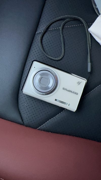 这款奥林巴斯ccd，外观非常好看，而且十分轻便，颜值也很好，屏幕一点小黑点不影响出片，这个价位对比国内二手市场也便宜不少，用它给爱人拍了不少照片，很推荐