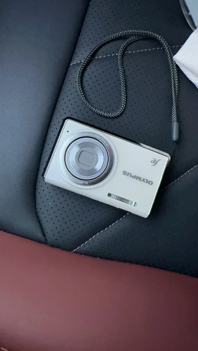 这款奥林巴斯ccd，外观非常好看，而且十分轻便，颜值也很好，屏幕一点小黑点不影响出片，这个价位对比国内二手市场也便宜不少，用它给爱人拍了不少照片，很推荐