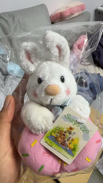 挖煤姬绝对是给毛绒玩具控的宝藏APP！我在这里淘到的迪士尼崽崽和苏西动物园，每一只都像从动漫里直接蹦出来的，品相新到尖叫。中古款价格还特别香，每次拆箱都像在开惊喜盲盒，这快乐谁懂啊！海淘毛绒选它准没错！