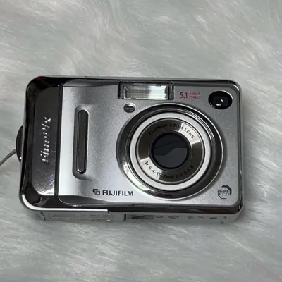 富士的小面包ccd，超级可爱的外观，特别有设计感，很古早的一款相机，操作也特别简单方便！很喜欢的！感谢挖煤姬平台，包装也超级赞！