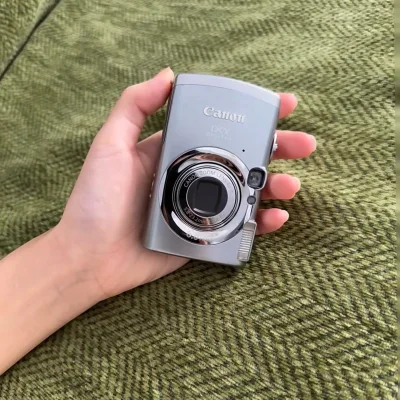 又买到佳能的ccd实在是太开心了！这款超级火！拿到手沉甸甸的，特别喜欢！拍照也是绝绝子！人像奶白皮超级美呀！包装十分严实！超级满意