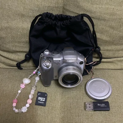 这一次买到了一款小长富士的CCD，这款的设计比较复古，体型有点像单反！但是特别设计极细精美！拍照也很复古！挖煤姬的包装十分好！没有一点损坏！很满意的一次购物体验！