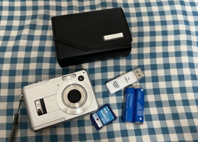 很少买卡西欧的相机！拿到手十分满意，相机设计也很精美，拍照很好看，意想不到的体验超级开心！下次还会购买的！感谢挖煤姬提供的平台！