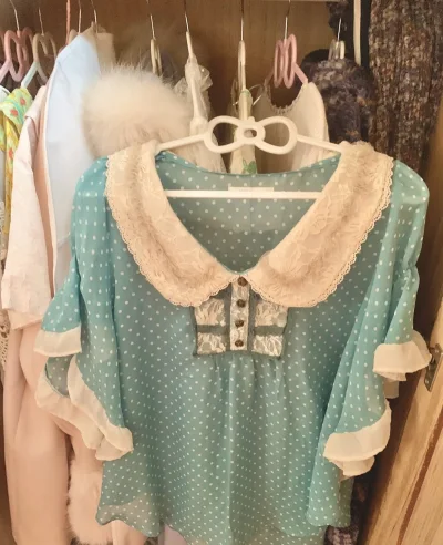 这次买的是axes的一件孔雀绿波点雪纺上衣，蝙蝠袖的设计很可爱，物流选择的ems，被查验了差不多十几天收到，挖煤姬下单页面简洁易懂，发货也容易操作，在挖煤姬买了很多次衣服了使用感很不错，非常便捷，有不懂的提交工单后都能得到回复