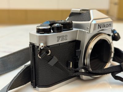 尼康最经典的胶片机，颜值很好看，性能强大，适配很多镜头，可算是买到新的了，很喜欢，快递包装也很好，物流选择的是邮政，很快