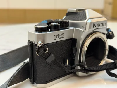 尼康最经典的胶片机，颜值很好看，性能强大，适配很多镜头，可算是买到新的了，很喜欢，快递包装也很好，物流选择的是邮政，很快