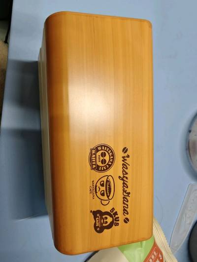 收到货的瞬间很惊喜：实物比图片更有质感，盒身边缘光滑无毛刺，锁扣开合顺畅不卡顿。当场做了密封测试，装了半盒水倒置摇晃，果然一滴没漏；饭菜各自在分隔格里，没有混在一起。清洗也很方便，可拆卸的密封圈能彻底洗干净，不会残留油污，内胆也没有吸附食物气味。