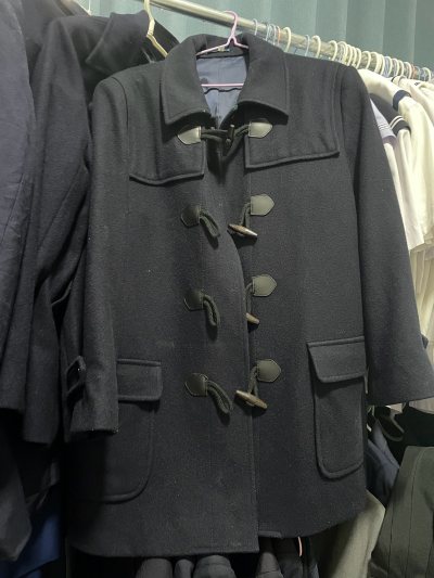 因为一直都很想买一件牛角扣大衣，偶然间在挖煤姬这个软件上看到了这样一件大衣，根据卖家的描述成色特别的新，并且是白毛的到货后发现物超所值，实物状态真的非常好，可以好好的度过这个寒冷的冬天了