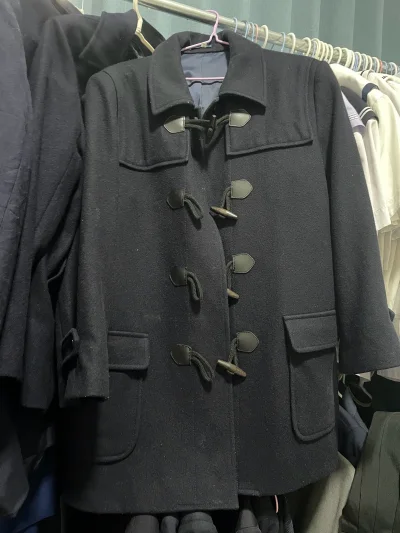 因为一直都很想买一件牛角扣大衣，偶然间在挖煤姬这个软件上看到了这样一件大衣，根据卖家的描述成色特别的新，并且是白毛的到货后发现物超所值，实物状态真的非常好，可以好好的度过这个寒冷的冬天了