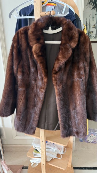 随便拍的一件貂，经过20天的海运终于到达，实物比照片更好看，原本担心皮板不好，或者有隐藏瑕疵，后来发现是多虑了，总之安全下车！