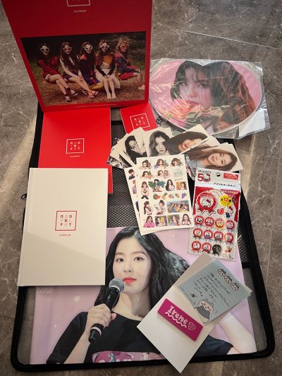 出物的可爱小姐姐包装非常用心，快十年前的台历套装没有脏污而且包装袋也在，套装外壳没了但免费给了收纳袋，还送了很多可爱的小礼物！超级开心的第一次海外购物，完美到家！