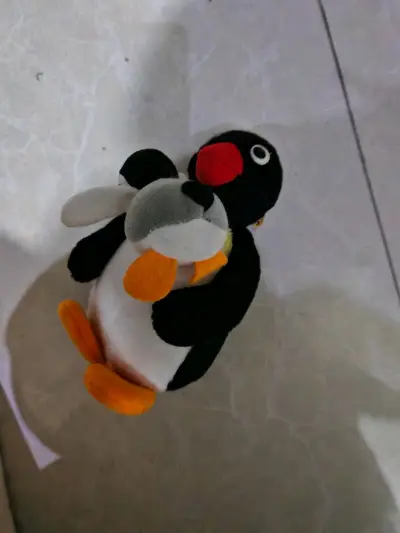 这款企鹅玩偶质感超惊喜！毛绒柔软不掉毛，造型圆滚滚的特别可爱，抱在怀里大小刚好很舒服~细节做得很精致，小企鹅的表情和配色都还原度很高，摆在床头当装饰或者抱着都很棒??