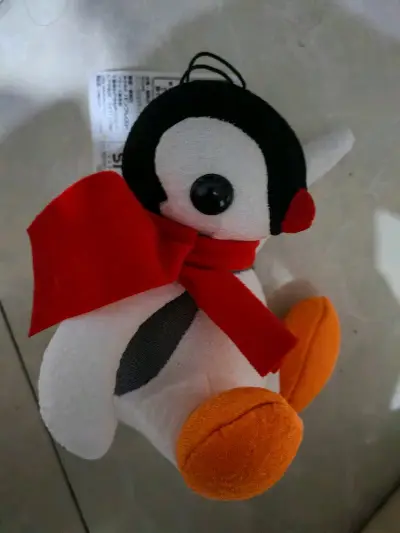 这款企鹅玩偶到手真的超出预期！毛绒摸起来软乎乎的，不掉毛也没有异味，圆滚滚的造型特别戳萌点，小企鹅的表情和配色都很精致。抱在怀里大小刚好，不管是摆着当装饰还是抱着放松都很合适，质感和细节都能看出用心，是近期买到的最治愈的小物件~