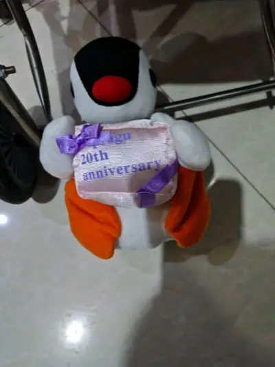 在mercari入手的这款20周年限定企鹅玩偶太戳我了！毛绒质感软乎乎的，抱在怀里特别舒服，细节处的纪念标识很精致，既保留了企鹅的呆萌感，又多了收藏价值。摆在家里不管是当装饰还是日常rua，都能让人心情变好，是近期买到最满意的限定款小物~