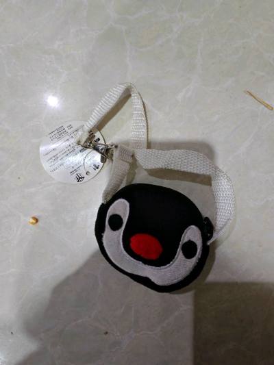 在雅虎闲置入的这款企鹅迷你挂饰太戳我了！造型小巧精致，黑白配色+红细节特别萌，挂在包上既好看又能当装饰。质感很扎实，挂绳和挂件的做工都很细致，随身带着既轻便又能增添小趣味，是近期挖到的性价比超高的可爱小物件~