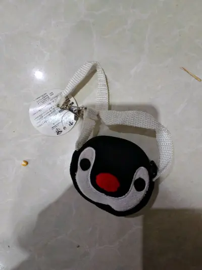 在雅虎闲置入的这款企鹅迷你挂饰太戳我了！造型小巧精致，黑白配色+红细节特别萌，挂在包上既好看又能当装饰。质感很扎实，挂绳和挂件的做工都很细致，随身带着既轻便又能增添小趣味，是近期挖到的性价比超高的可爱小物件~