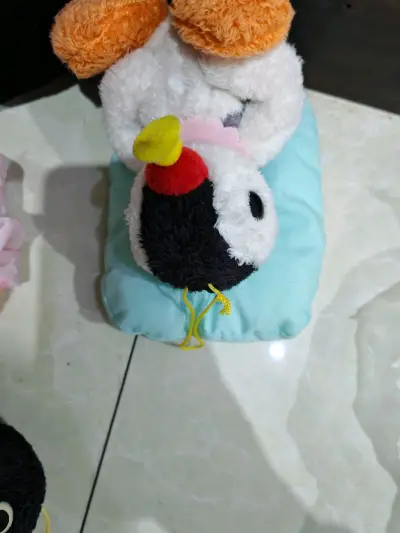 在mercari入的这套企鹅毛绒玩偶真的太治愈了！每只都软乎乎的，毛绒质感舒服不掉毛，造型各有各的萌点，摆在一起像个可爱的小家庭。细节做得很精致，表情和配色都特别生动，不管是单独抱还是凑成一套摆放，都能让房间瞬间变温馨，是毛绒控必入的可爱好物~