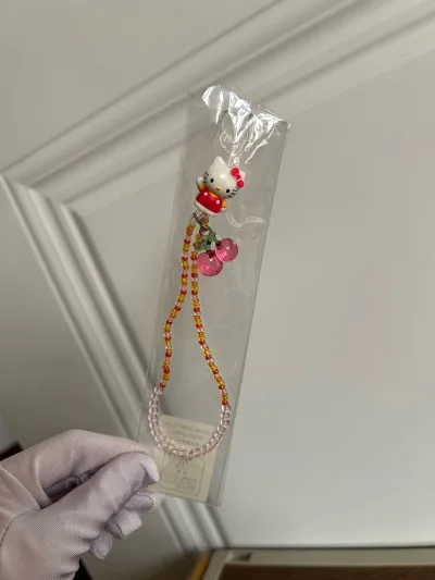 特别可爱的串珠猫猫头kitty水晶樱桃手机链钥匙扣挂件，原包装的 主要是小樱桃晶莹剔透的很精致，收到十分喜欢