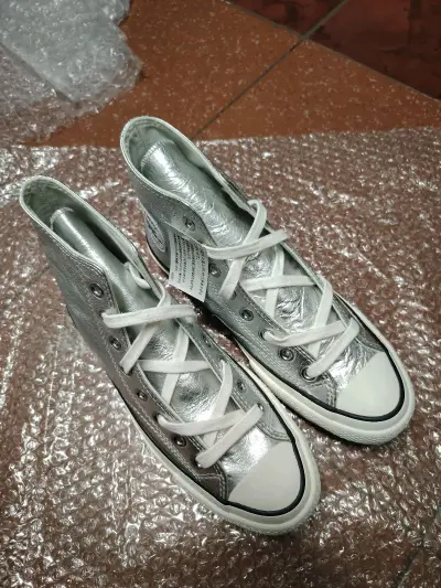 不多介绍了 很早的一双鞋 以前的鞋有创意有亮点做工佳，而现在只剩下炒冷饭毫无新意，我要淘更多好东西啊。。。