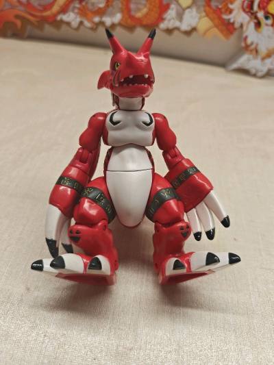 今天收到数码宝贝模型玩具，软件可动玩具，古拉兽，这款玩具做的还原度相当高，本人很是喜欢，使用竹蜻蜓运输，省心省力，给力