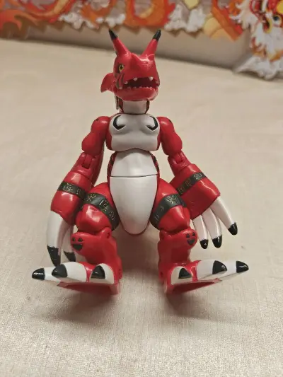 今天收到数码宝贝模型玩具，软件可动玩具，古拉兽，这款玩具做的还原度相当高，本人很是喜欢，使用竹蜻蜓运输，省心省力，给力