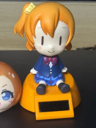 发货很快，国际邮最近打折竹蜻蜓很便宜～纸箱很厚实，边边角角都没撞到，太阳能的摇头娃娃没盒的拿到手也安然无恙