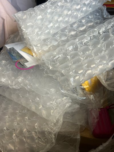 买了六根应援棒和一堆垃圾箱，给我包的很结实，塞了好多塑料膜！！收到边边角角一点磕碰都没有，货也很好跟全新的一样，与描述相符合呀！而且一大箱子很幸运没有被税，还会继续买的！感谢??