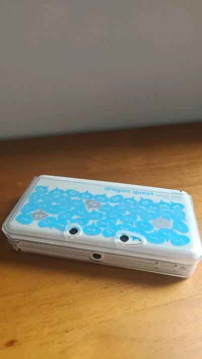 这是一台3ds勇者斗恶龙限定
虽然不是箱说全，只是裸机，可是看得出来，本来的主人非常爱惜。我赶紧加了软壳。

这次选择的是验货错发漏发服务，以及EMS来运送。从入库到收到没用了几天。不管是验货和运送都挺快的。使用起来特别丝滑。拆箱的时候还有点忐忑，但是实际是非常安全...