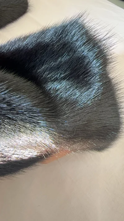 淘了两件水貂，比羽绒服要暖和，成色不错，主要是价位合适，非常有性价比，还会再回购，非常推荐，之前也一直在淘小卡，总之比国内合适